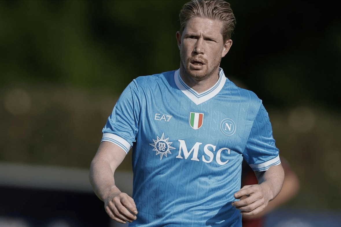 内马尔赛前牵着自己的女儿马维入场，之后还给女儿比心